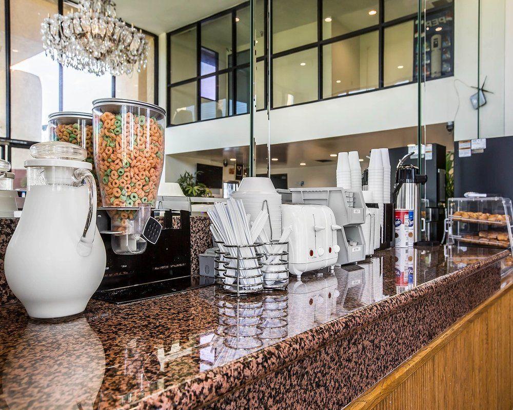 Baymont By Wyndham Ontario Hotell Exteriör bild