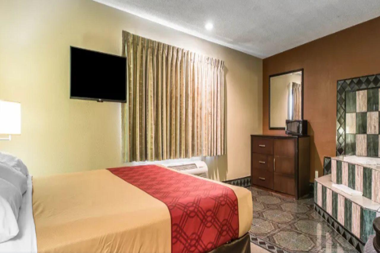 Baymont By Wyndham Ontario Hotell Exteriör bild