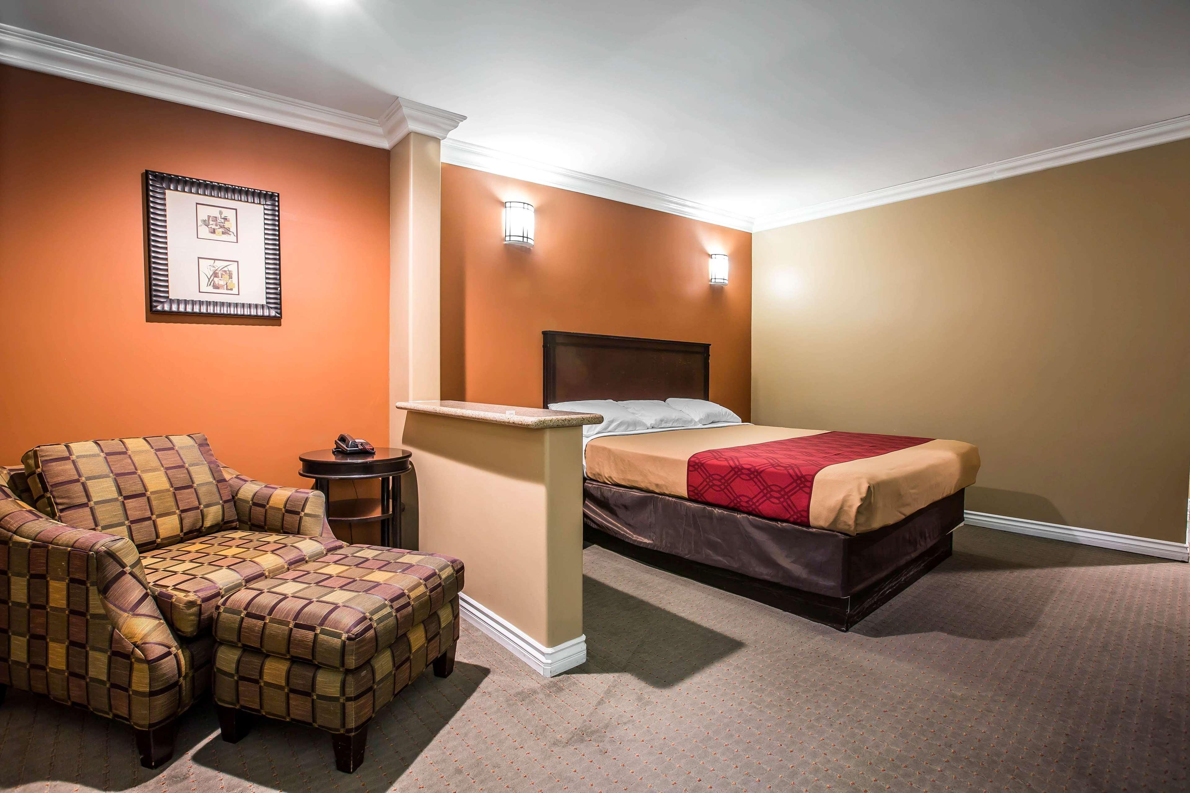 Baymont By Wyndham Ontario Hotell Exteriör bild