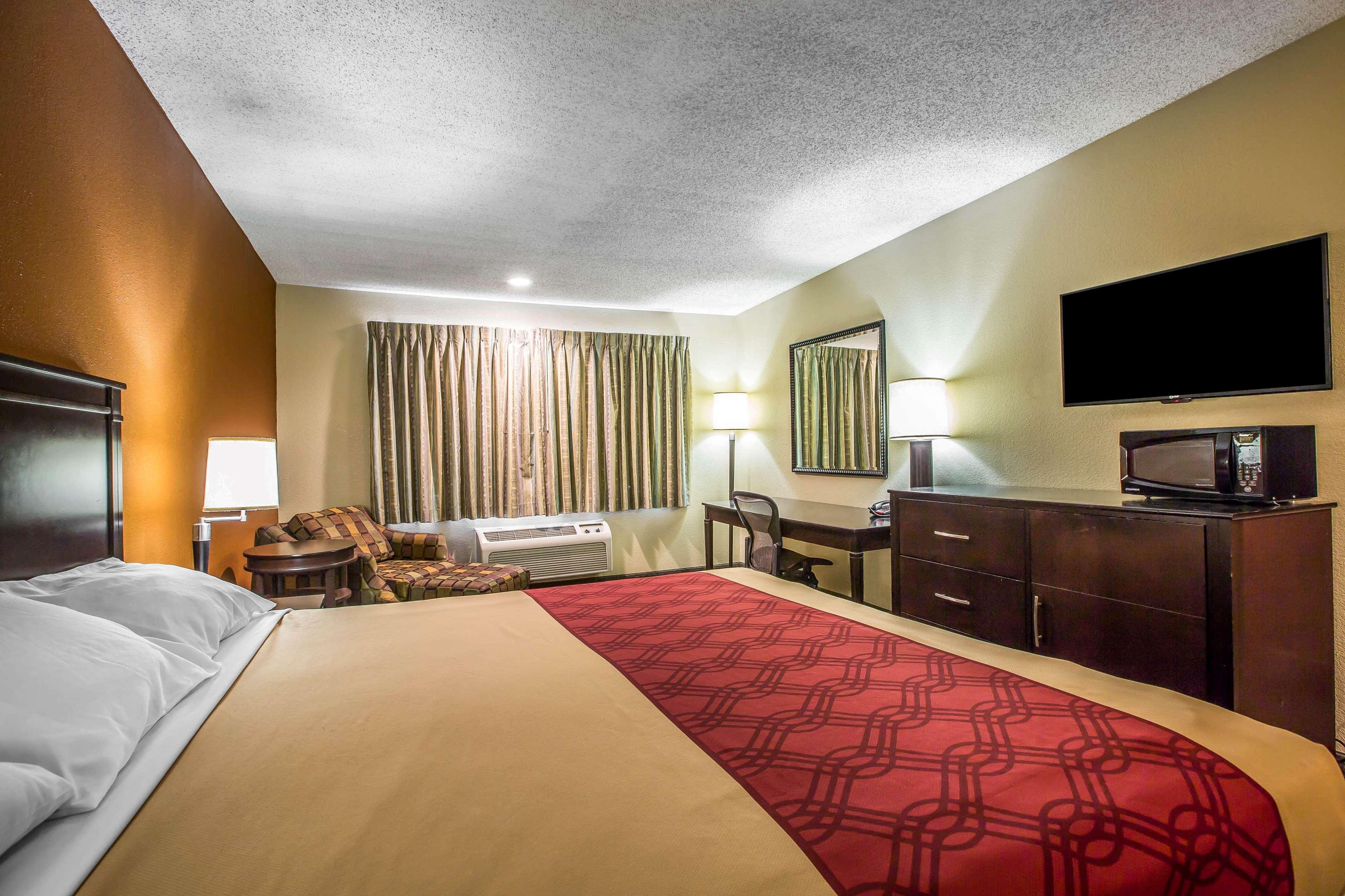 Baymont By Wyndham Ontario Hotell Exteriör bild