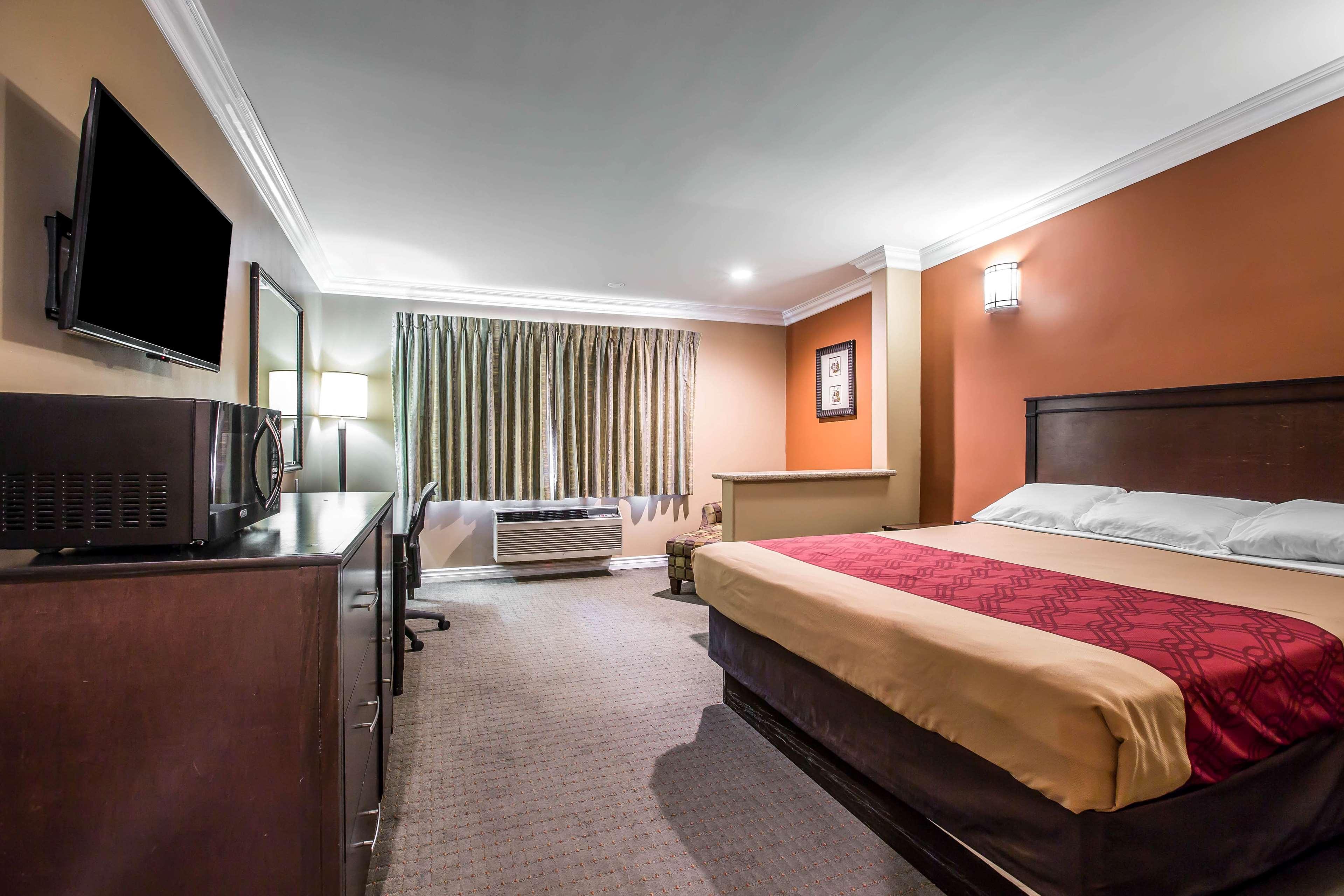 Baymont By Wyndham Ontario Hotell Exteriör bild