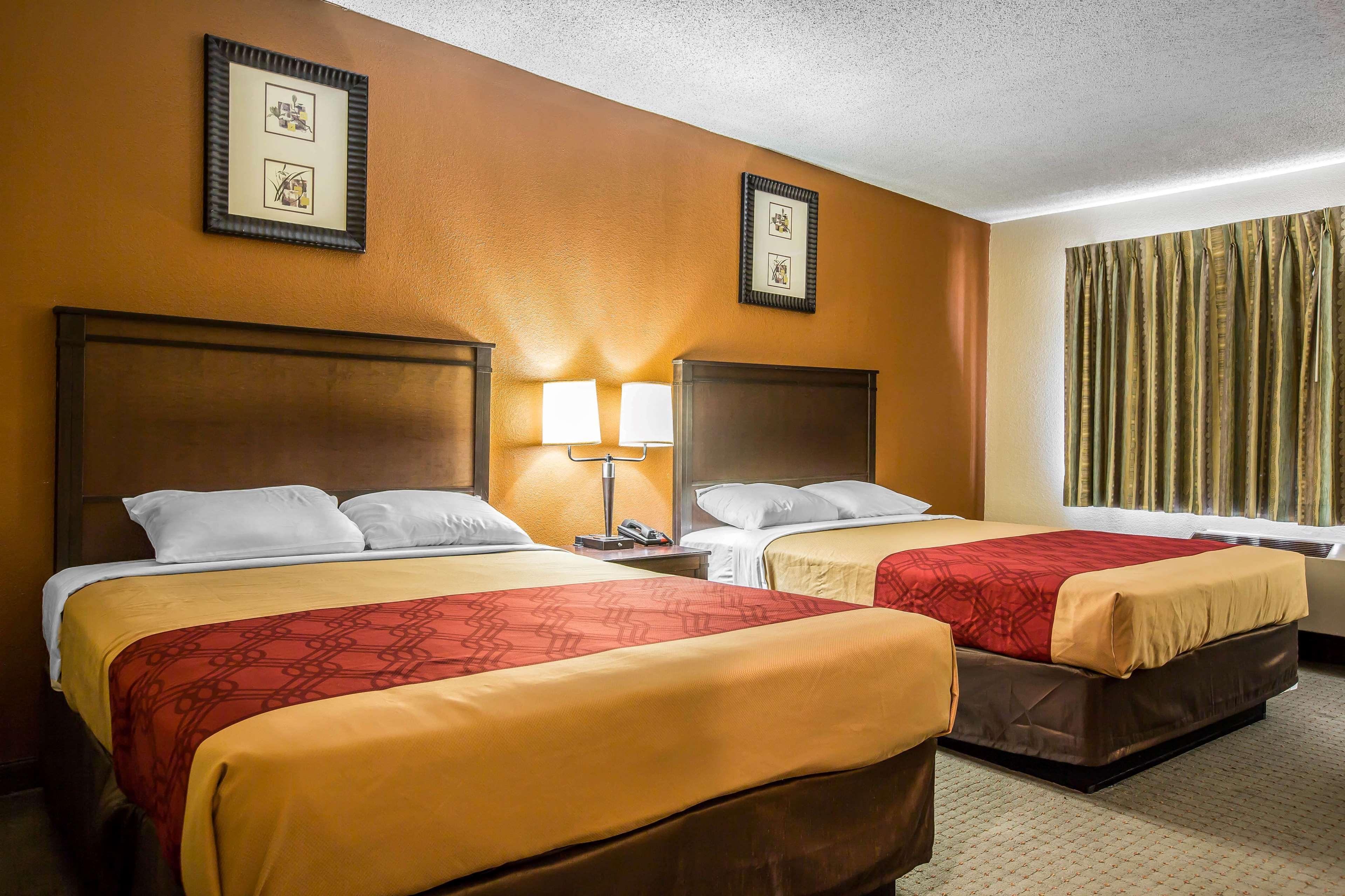 Baymont By Wyndham Ontario Hotell Exteriör bild