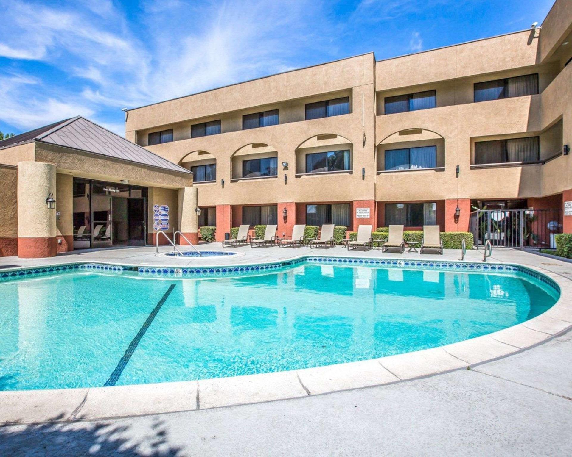 Baymont By Wyndham Ontario Hotell Exteriör bild