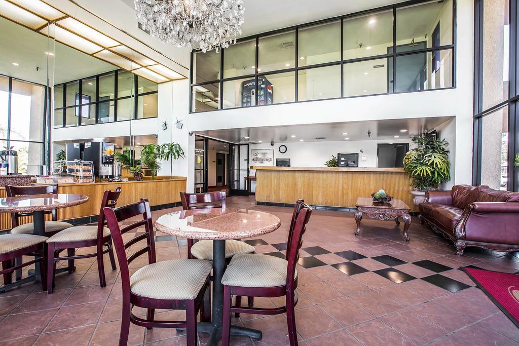 Baymont By Wyndham Ontario Hotell Exteriör bild