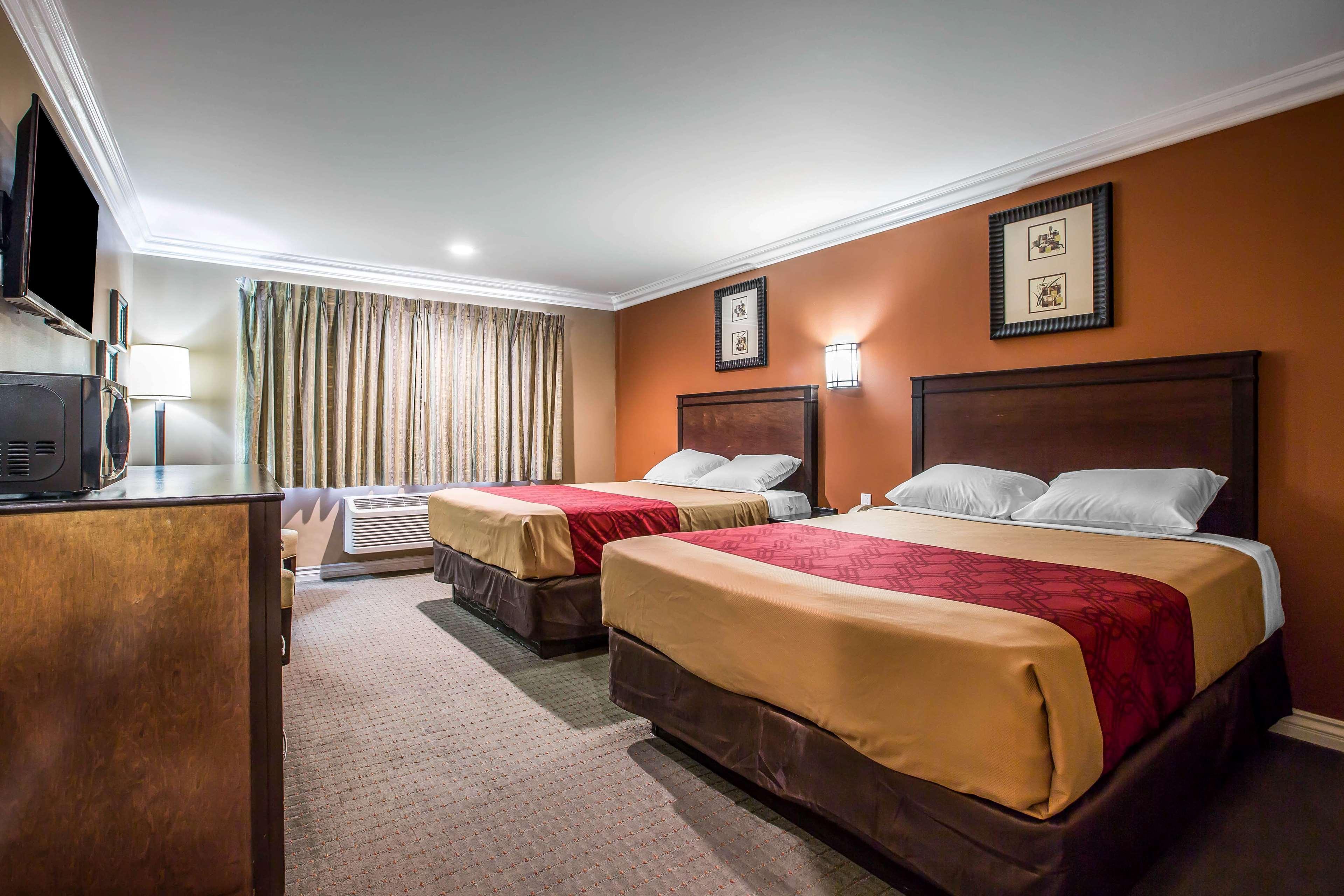 Baymont By Wyndham Ontario Hotell Exteriör bild