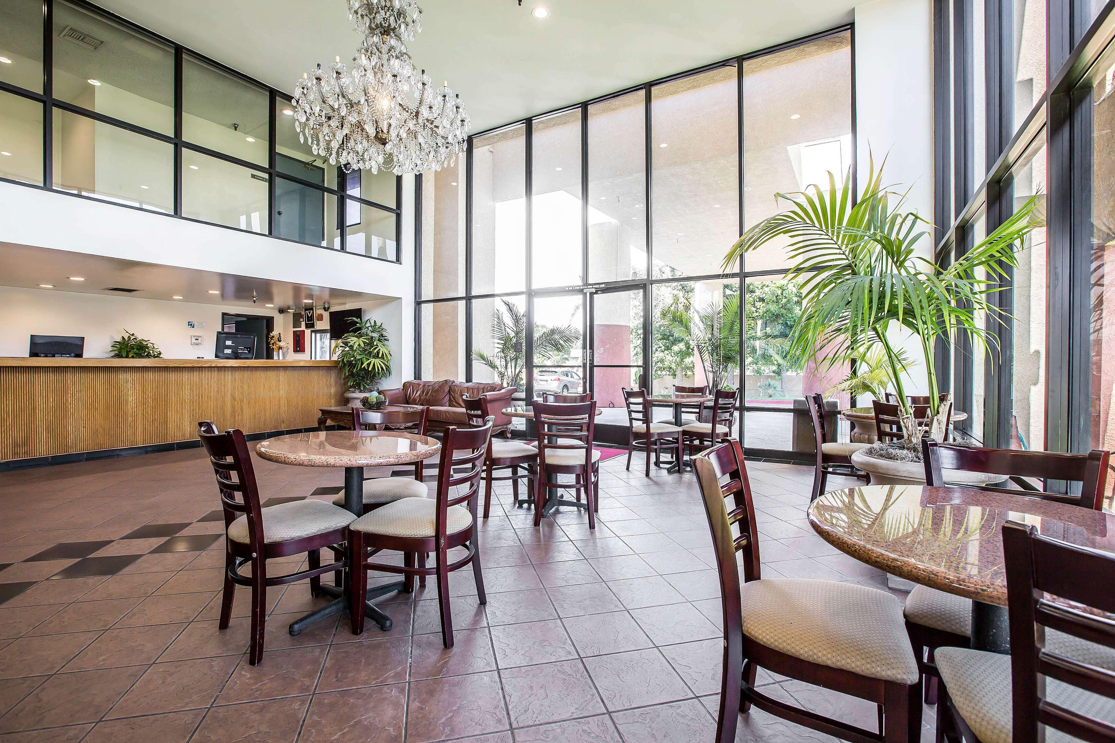 Baymont By Wyndham Ontario Hotell Exteriör bild