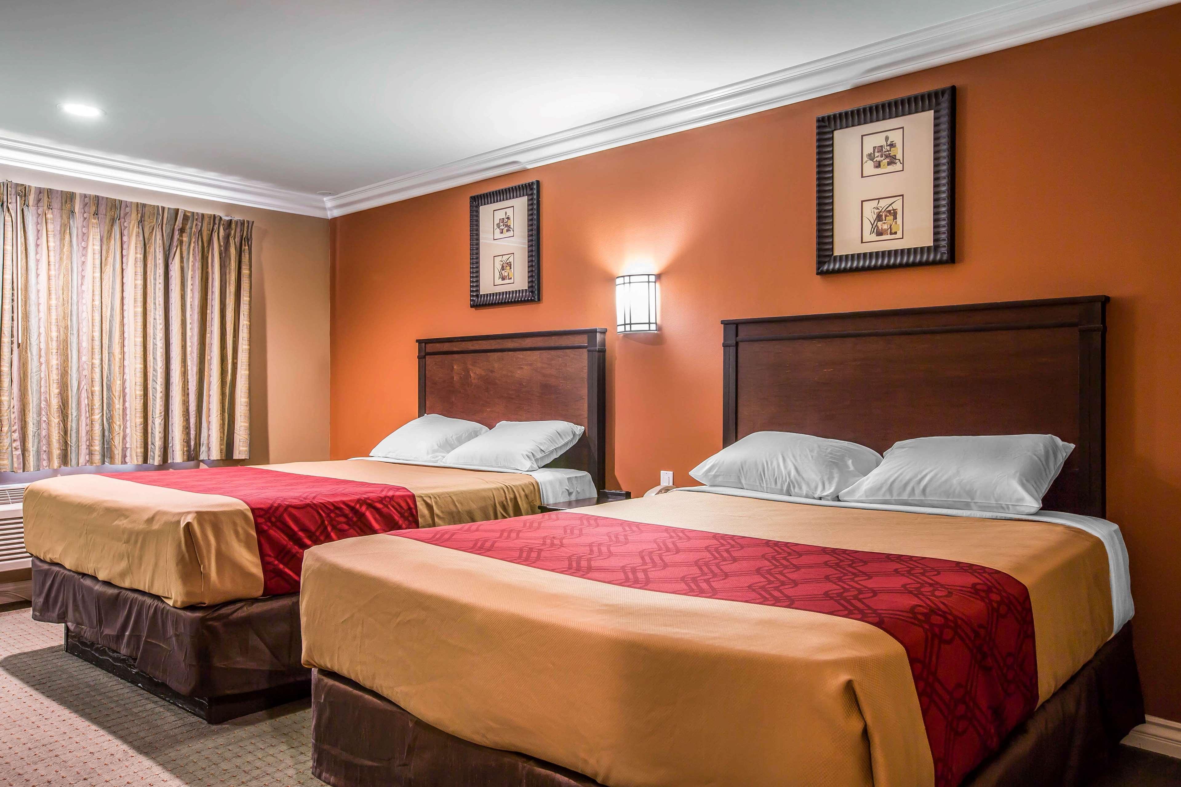 Baymont By Wyndham Ontario Hotell Exteriör bild