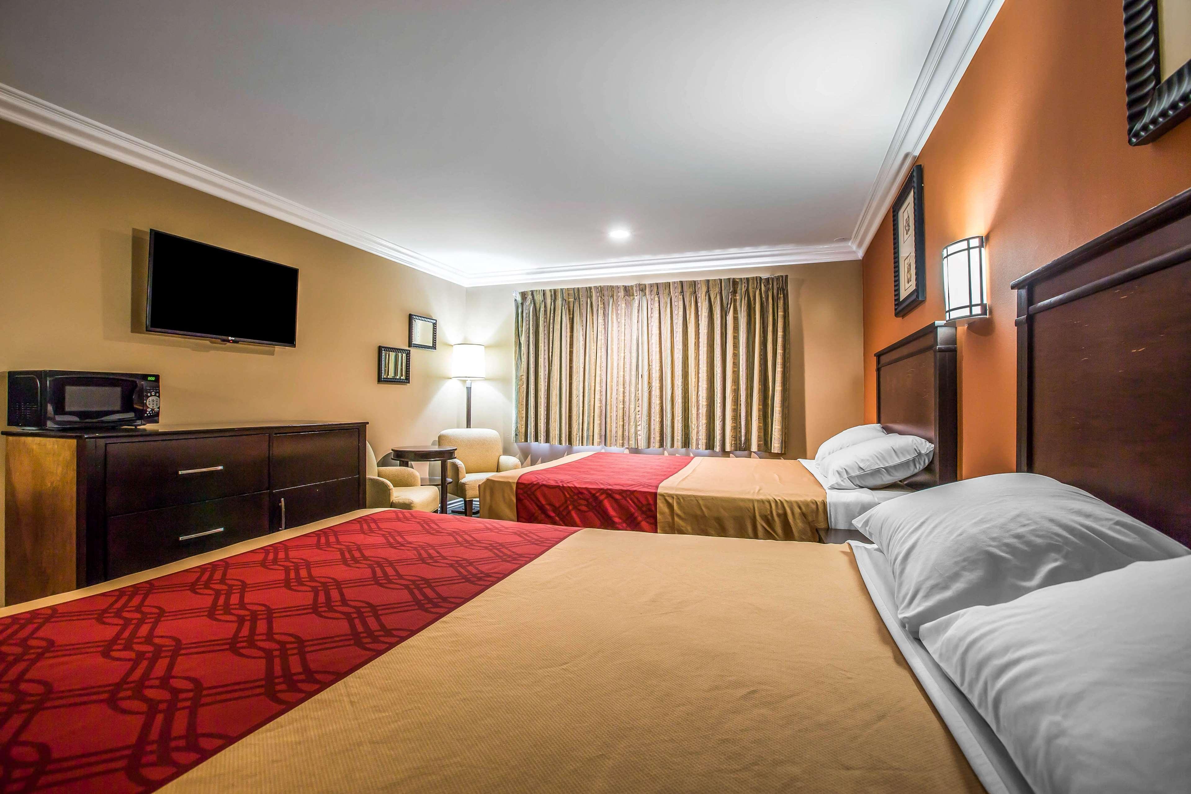 Baymont By Wyndham Ontario Hotell Exteriör bild