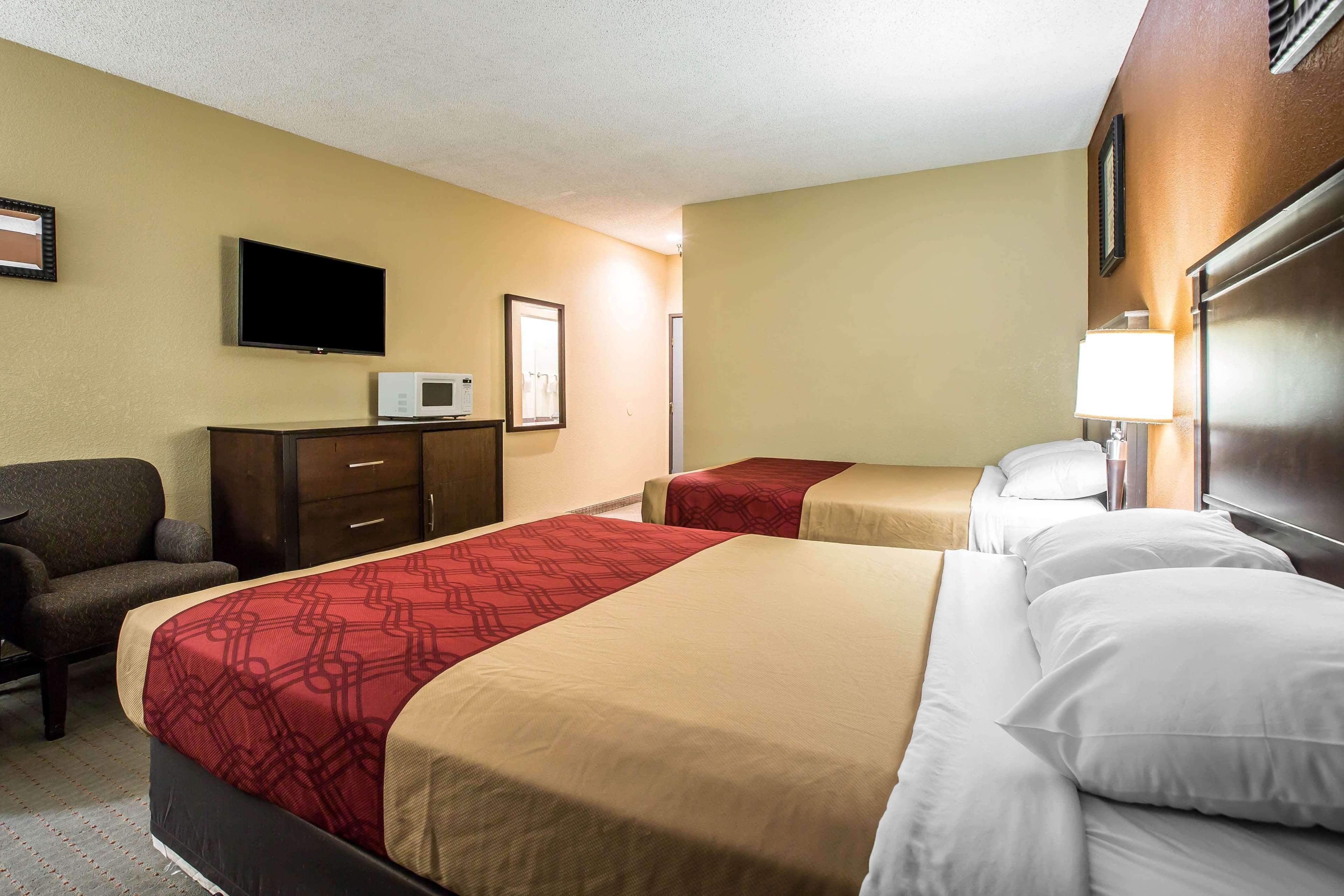 Baymont By Wyndham Ontario Hotell Exteriör bild