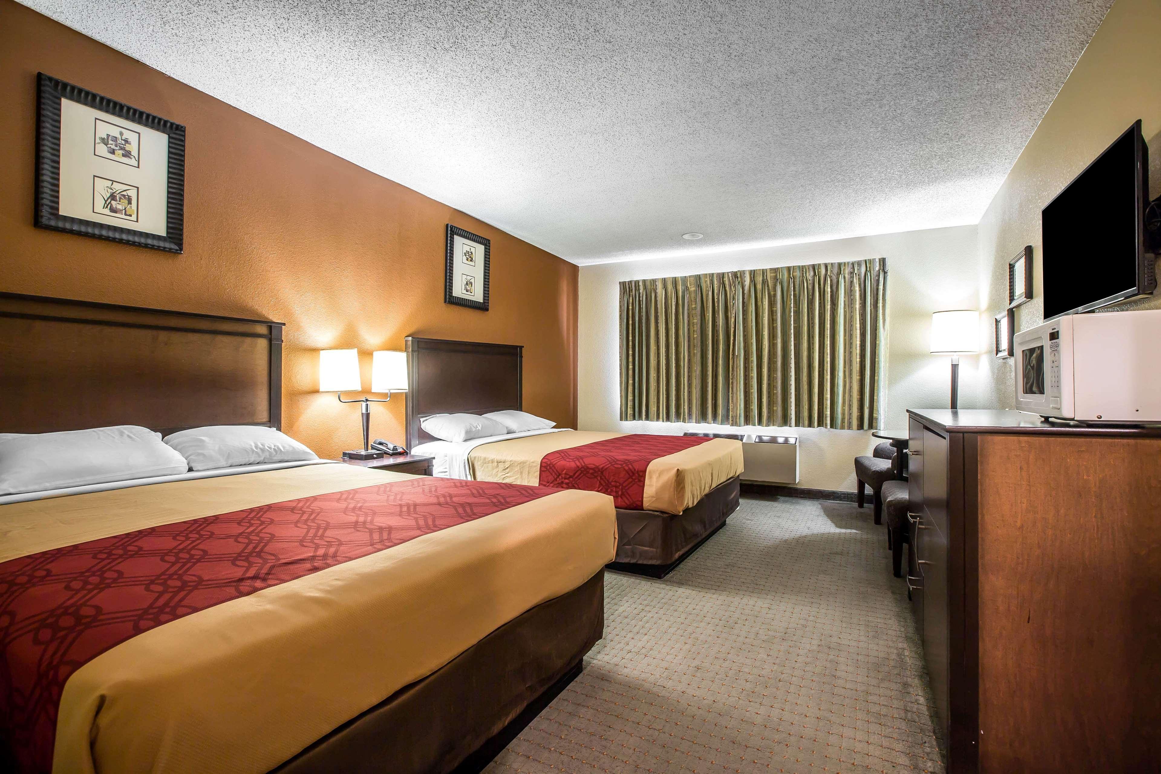 Baymont By Wyndham Ontario Hotell Exteriör bild