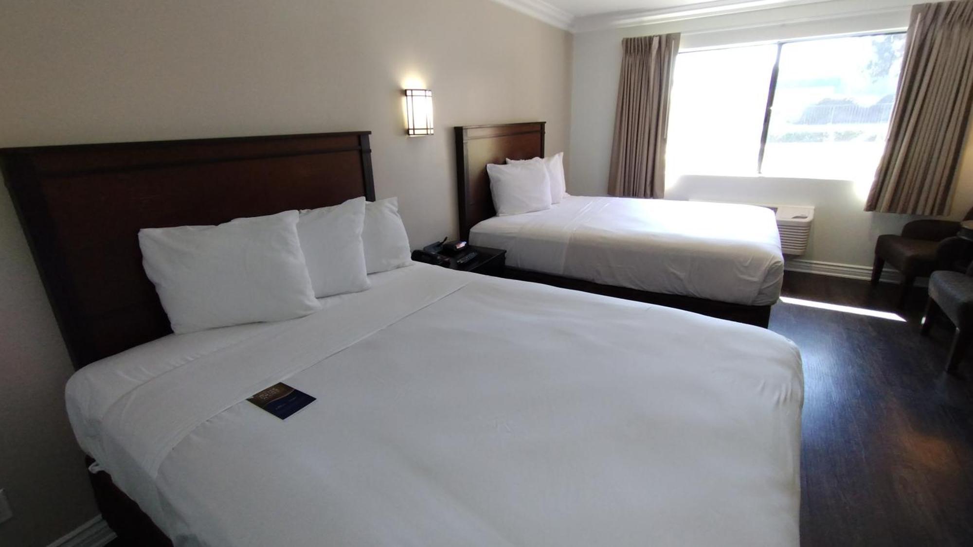 Baymont By Wyndham Ontario Hotell Exteriör bild
