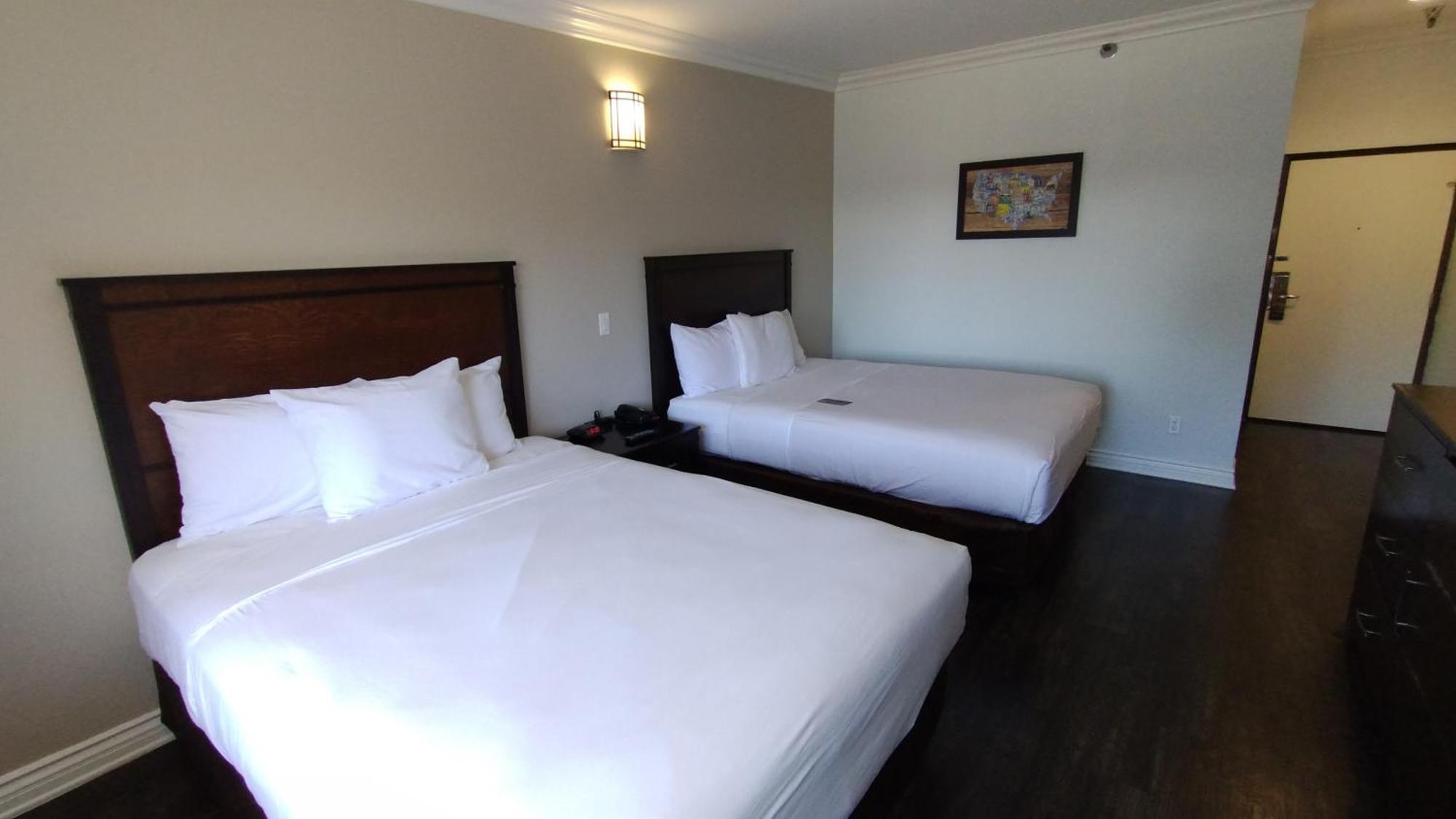 Baymont By Wyndham Ontario Hotell Exteriör bild