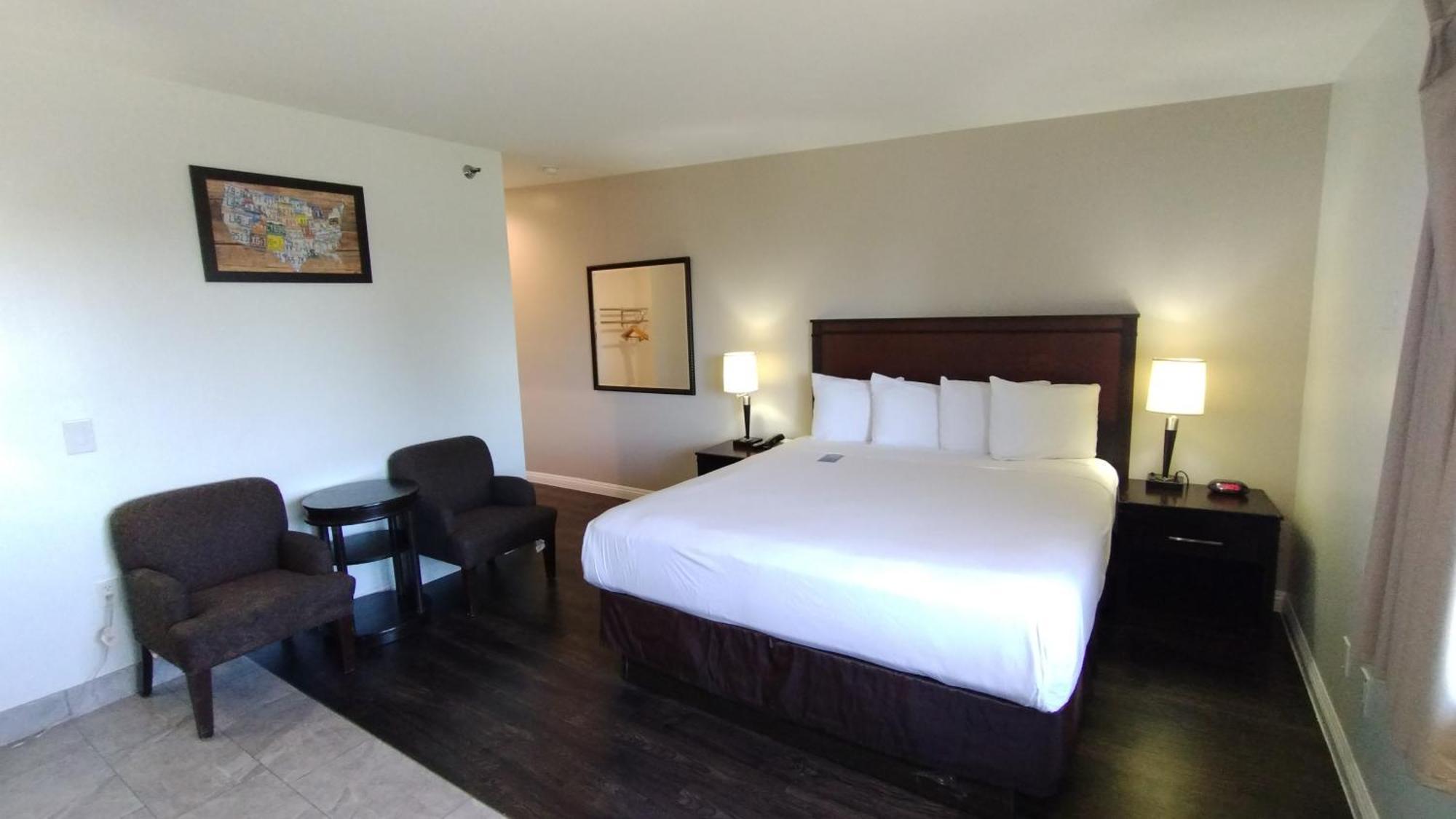 Baymont By Wyndham Ontario Hotell Exteriör bild