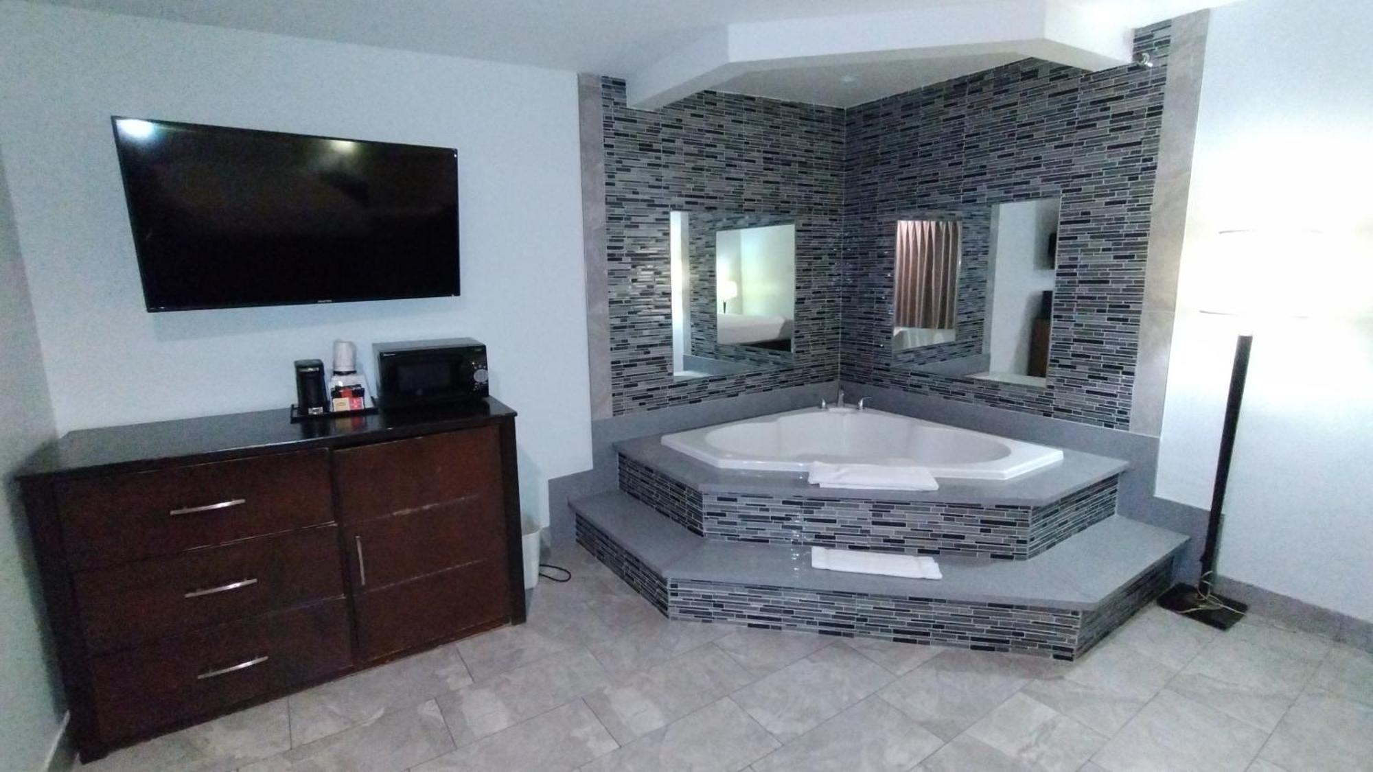 Baymont By Wyndham Ontario Hotell Exteriör bild