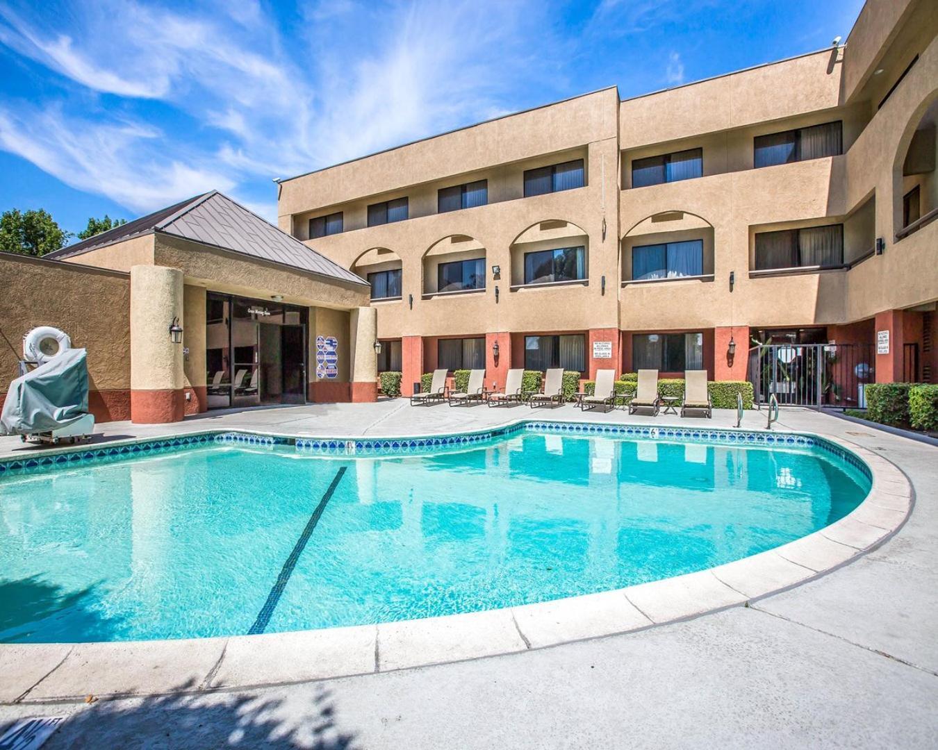 Baymont By Wyndham Ontario Hotell Exteriör bild