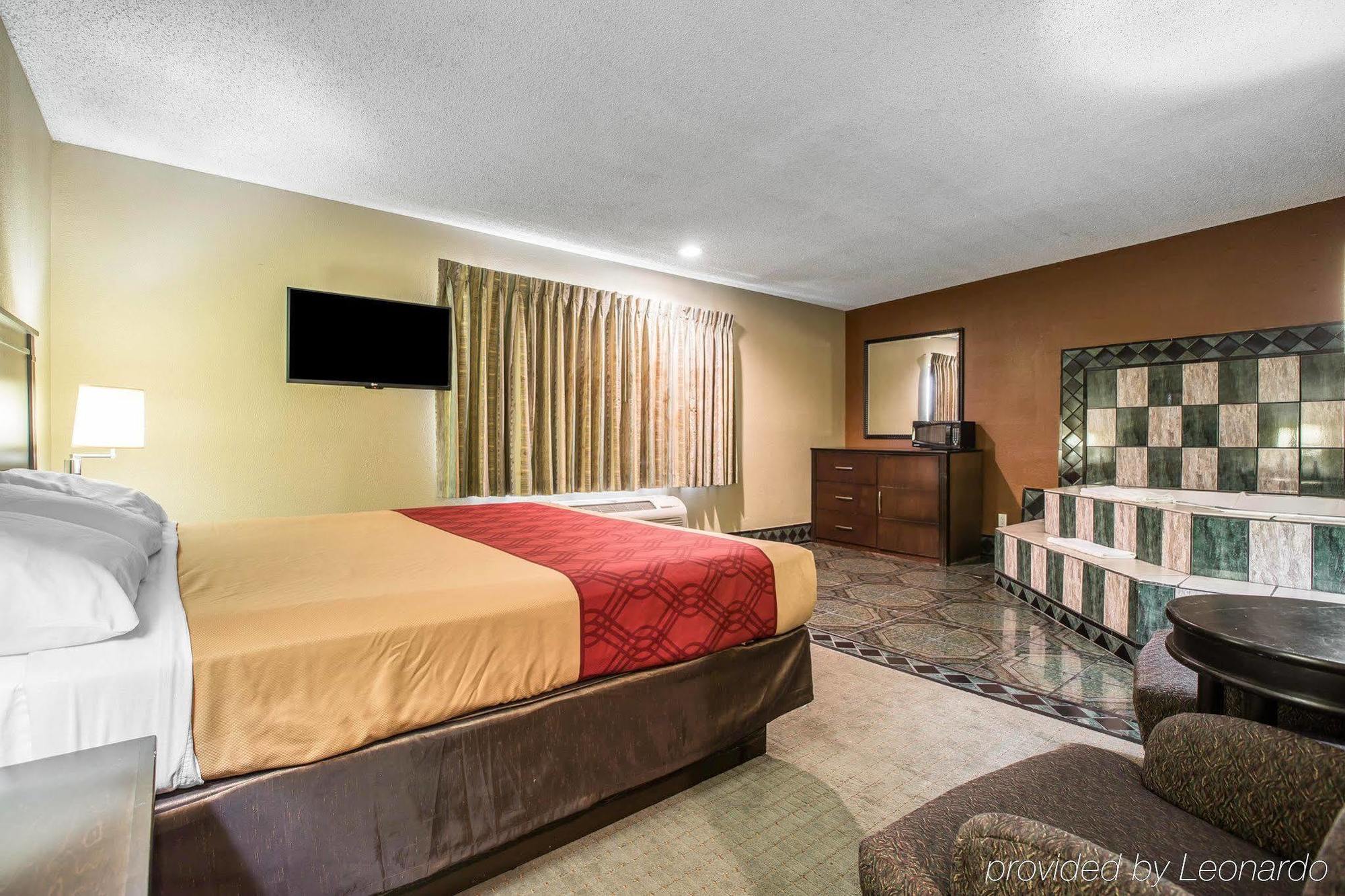 Baymont By Wyndham Ontario Hotell Exteriör bild