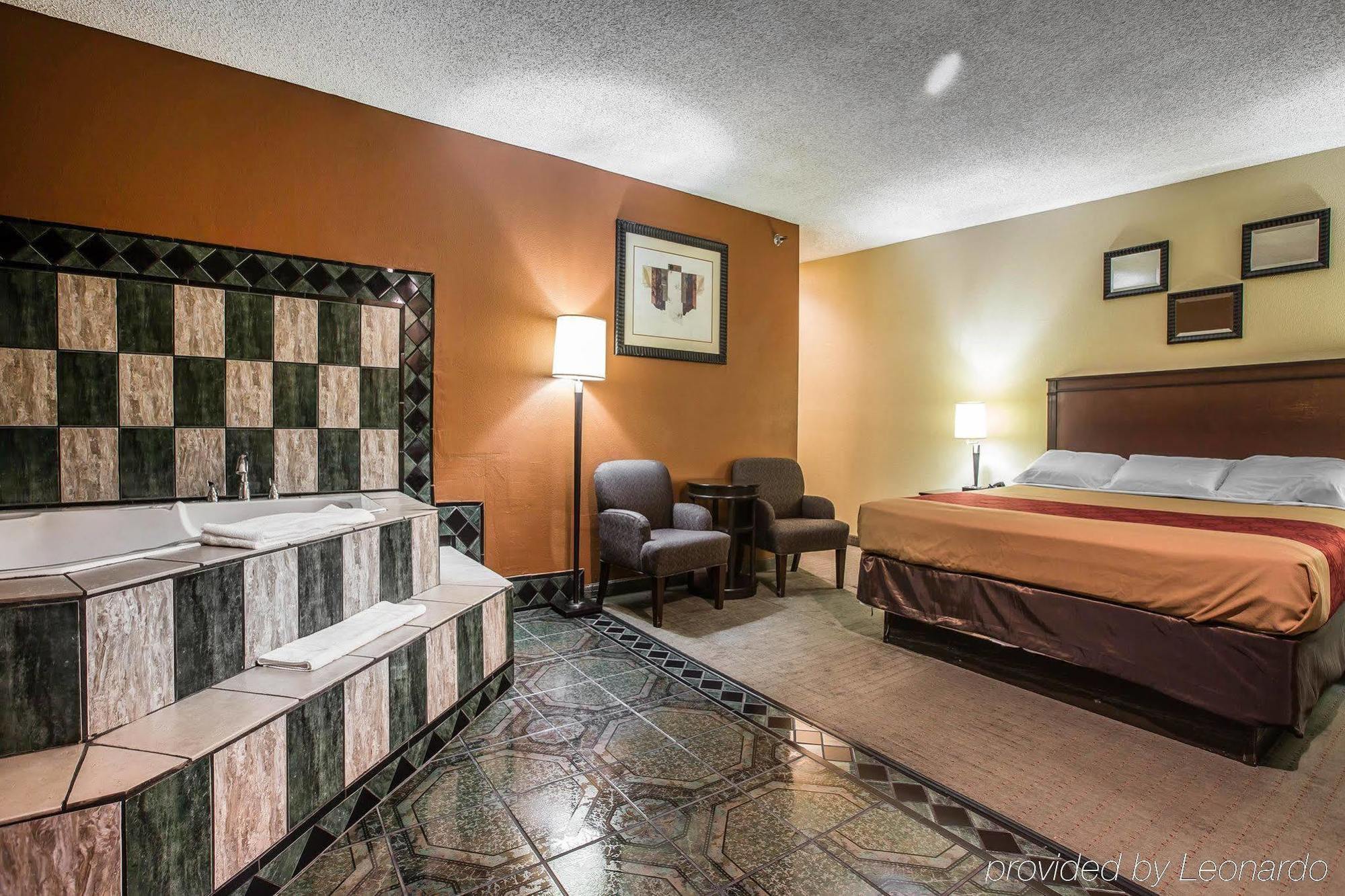 Baymont By Wyndham Ontario Hotell Exteriör bild